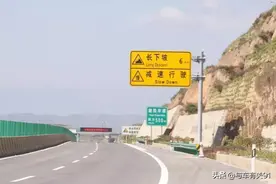 自动挡走长下坡很多司机用错档位，教你正确操作，防止刹车失灵图片