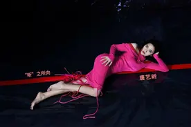 唐艺昕产后拍性感大片，手抚翘臀姿势妩媚，挺傲人胸围秀魔鬼身材图片