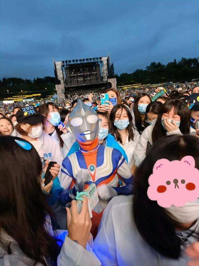 周深卡布叻家族与生米的成都潮拜音乐节