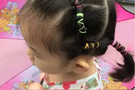 妈妈给女儿扎的发辫每天不重样，让爸爸带一天，头发却变样了图片