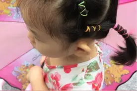 妈妈给女儿扎的发辫每天不重样，让爸爸带一天，头发却变样了图片