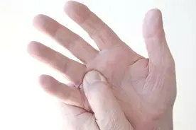 起床后手指僵硬、伸不直？可能是暗示这些疾病，每个人都别大意图片