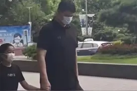 姚明11岁女儿太时髦！170超模身高太好穿衣，一身黑穿出高级感图片