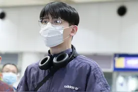 辛云来现身机场，校园男神来了，今日份紫色套装也是很可了图片