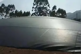 浅谈养殖场黑膜沼气池的用料和施工图片