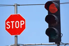 交警应正确理解《道路交通安全法》，让行不包括闯红灯图片