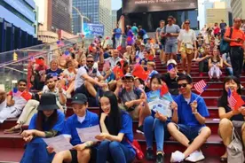 10万一张机票、排队上千米！美国仍是香饽饽，中国留学生争先前往图片