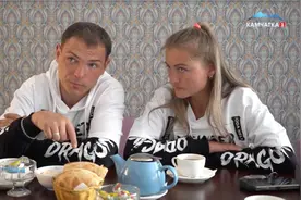 俄罗斯夫妇野外被熊追杀，饿着肚子连续逃了10天，大部分时间在树上度过；引擎盖上写求救信息图片