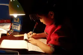父母最容易犯的教育错误：“孩子怎么教都不会，真的很笨吗？”图片