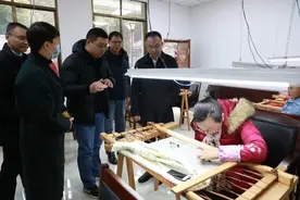 成都市生态环境局党组书记、局长张军到高家湾村看望驻村干部走访慰问困难群众图片