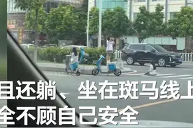 危险！广东河源2女生在斑马线上坐卧爬行拍照图片