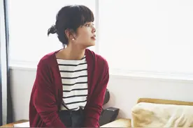 秋冬想要女人味，别总穿西装，试试“奶奶衫”，配半裙裤子很气质图片