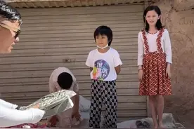 喀什老街这个卖拖鞋的小女孩火了，不只因为她的颜值还有价格图片