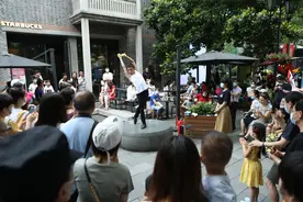 “世界球王”上海街头球技表演引围观 60多个国家演出过图片