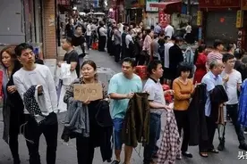 招工如“相亲”，广州服装厂老板街头排队供工人挑选图片