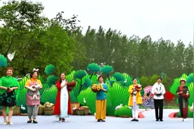 乘风破浪的姐姐们抱着家畜，上演另类走秀，令人大开眼界图片