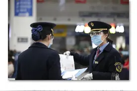 这个火车站小姐姐为啥人见人爱图片