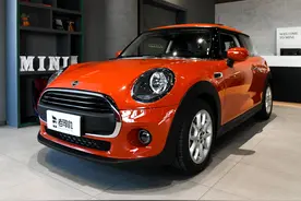 外观小巧精致，无框车门，两门代步神器，实拍MINI图片