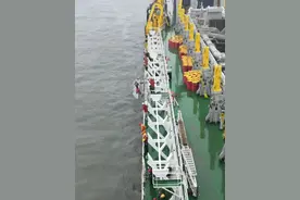快艇风浪中翻沉！“沧航浚1”轮紧急救起3名落水渔民图片