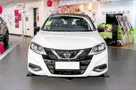 比高尔夫空间大，实惠自动挡日系家轿，油耗5.3L，实拍骐达TIIDA图片