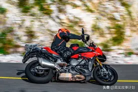 安全还是自由？骑摩托车的中年男人：拖家带口，被人说怂图片