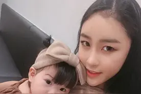 韩国宝妈产后疯狂健身！练出麒麟臂，姑娘：看谁敢欺负我图片