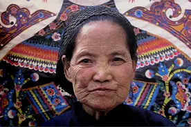 陕西一农妇：10年连生多个孩子，一生清贫，却靠一张纸惊艳联合国图片