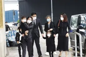 霍英东原配出殡，霍家儿女为吕燕妮送终，曾插手霍启山章子怡恋情图片
