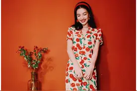 钟楚曦演绎复古港风，红发带配红色印花连衣裙，明媚优雅很有魅力图片