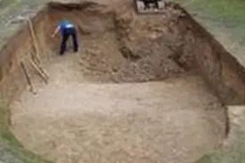 老外在家院子修游泳池，用相机记录修建全过程，全程回放太震撼了