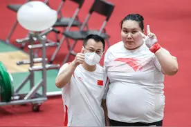 担心纸板床？300斤的中国举重姑娘睡在地上，奥运夺金希望很大图片