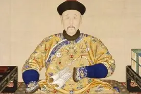 47岁的乾隆皇帝突然摔倒，却没一个人敢扶，八品小官扶后结局怎样图片