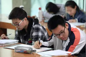 考生中考迟到两分钟，母亲下跪哀求，校方的做法学生表示理解图片