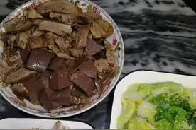 潮汕人的晚餐，有最爱的剥皮鱼，特色的卤水鸭，味还是家乡的浓图片