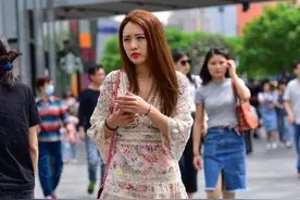 妹子的白丝袜，为什么要加上蕾丝元素呢，这“操作”让人看不懂图片