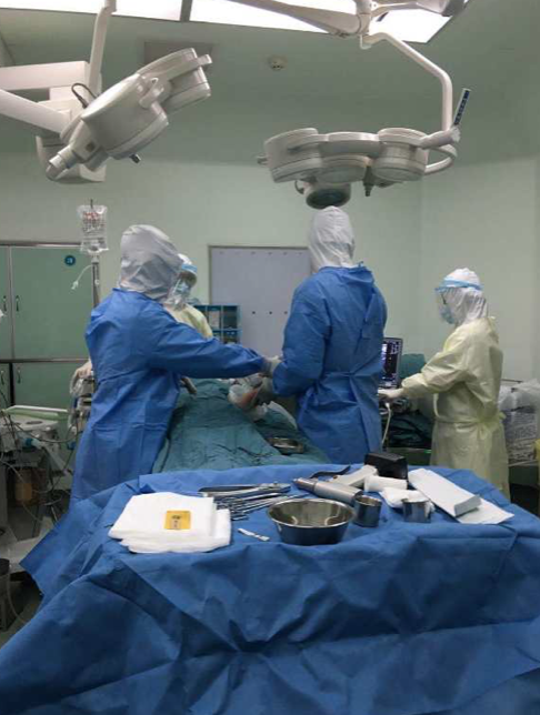 父子玩“奥特曼大战小怪兽”，5岁儿子沙发跌落致骨折