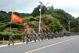 磨意志 立标杆——潮州军分区开展战备拉练图片