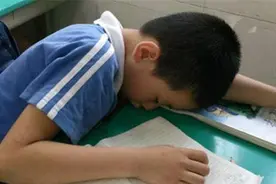 学生上课睡觉，老师直接拍下照片发到家长群，家长：你不配做老师图片