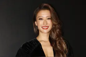 谢婷婷真有名媛范，穿黑色丝绒长裙优雅高贵，波浪卷发妩媚风情图片