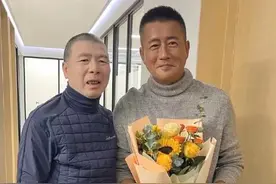 62岁冯小刚近照曝光！皮肤苍白牙齿不齐，亿万家财却拒治白癜风图片