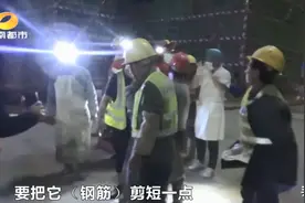 看着都疼！男子被钢筋刺穿头颈部图片