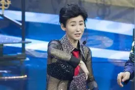 张柏芝短发造型堪称翻版“陈冠希”！西装超短发cool，沦陷了图片