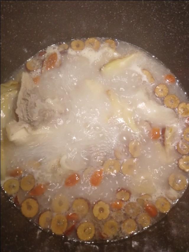 花胶猪骨红枣杞子的功效 花胶猪骨红枣杞子的功效与禁忌