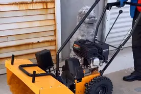 小型手扶式扫雪机除雪效果图片
