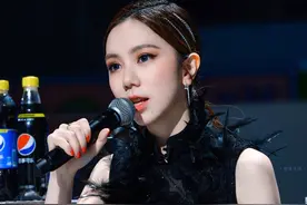 邓紫棋穿黑羽毛的无袖衣拍美照，用歌词配文：只想寻找另一个童话图片