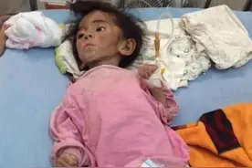 泰国弃婴瘦得只剩皮包骨，被24岁年轻女网红领养，如今活成公主图片