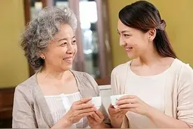 “妈，你不照顾奶奶吗？”，母亲回答无奈又体面，教孩子正视关系图片