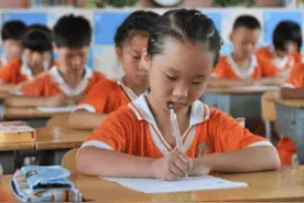 江苏一学生，试卷“只有10分”，妈妈正准备发火，看到背面却笑了图片