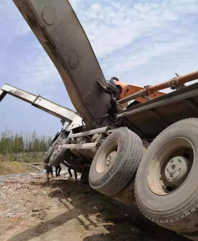 这种场地也敢支车?斯堪尼亚5667米泵车损失惨重,警钟长鸣