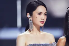 杨丞琳穿抹胸裙御姐范十足，听到李荣浩却1秒破功，小表情太可爱图片